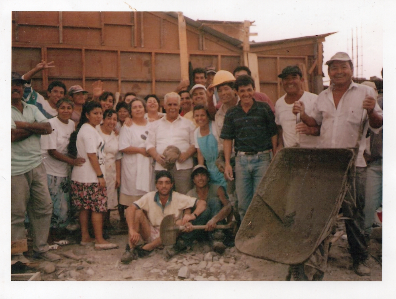 Pastores Juan Menares y Elisabeth Alvarado junto a hermanos trabajando en la construcción de la Casa del Señor