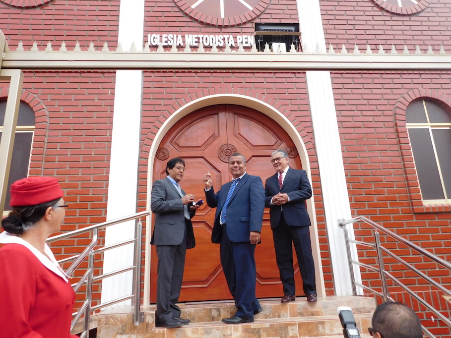 Pastor Isaac Menares con la llave para entrar al Templo de Carlos Ibáñez en su inauguración