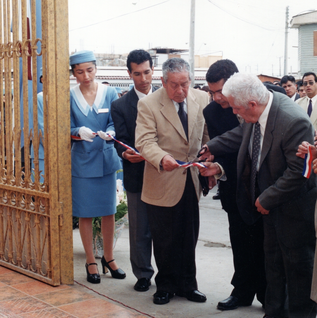 Corte de cinta por el amado Pastor Juan Menares en la inauguración del nuevo Templo Matriz Bulnes N° 2048