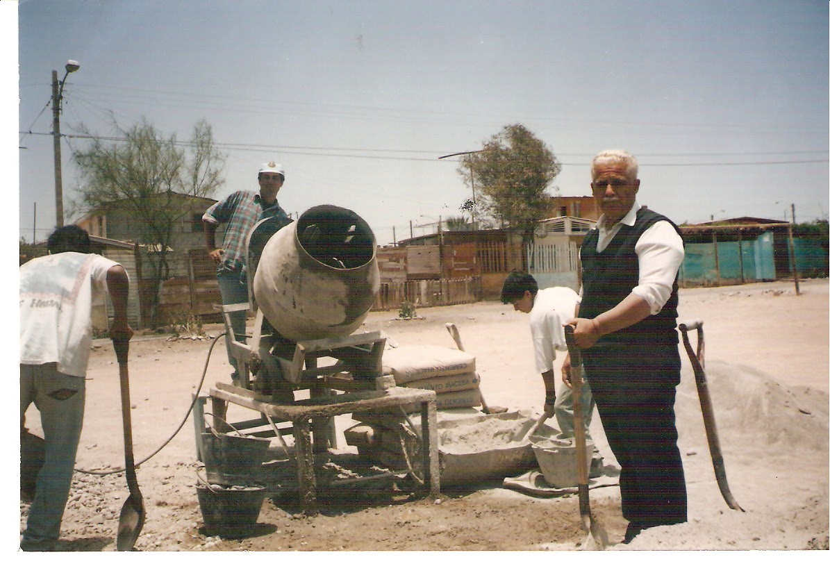 Pastor Juan Menares y hermanos en la construcción del nuevo templo "Las Gramas"