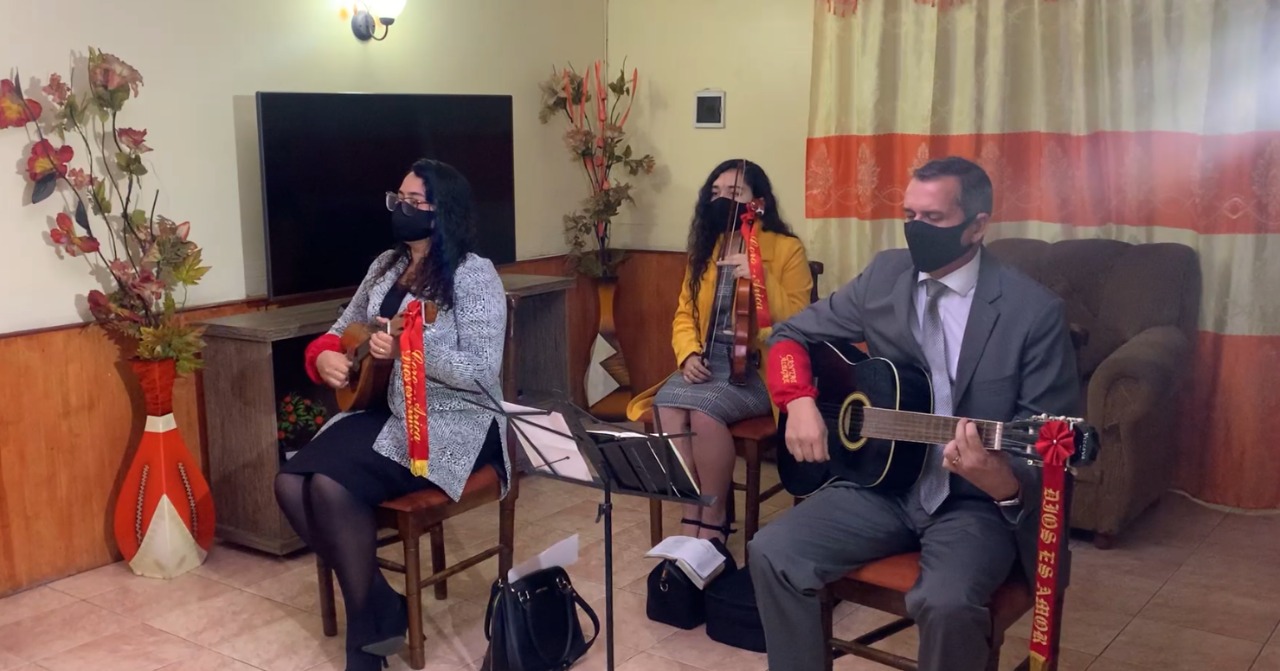 Templos cerrados pero pueblo congregado en distintos hogares y por redes sociales