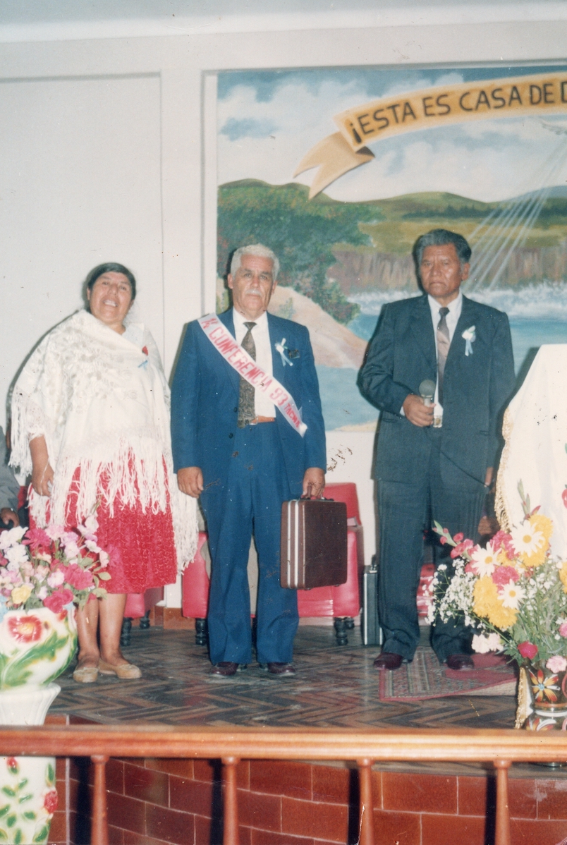 Pastor Juan Menares junto a los Pastores del Perú