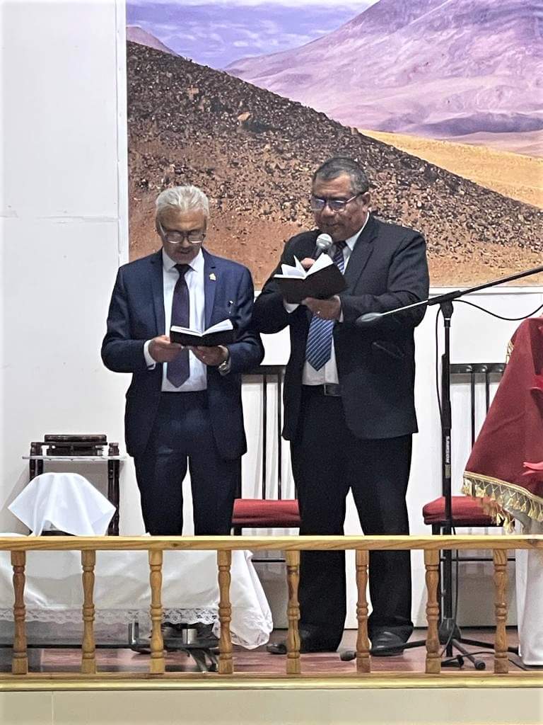 Nuevo Pastor de Pica José Leal junto al Pastor Isaac Menares, efectuando la ceremonia de Santa Cena
