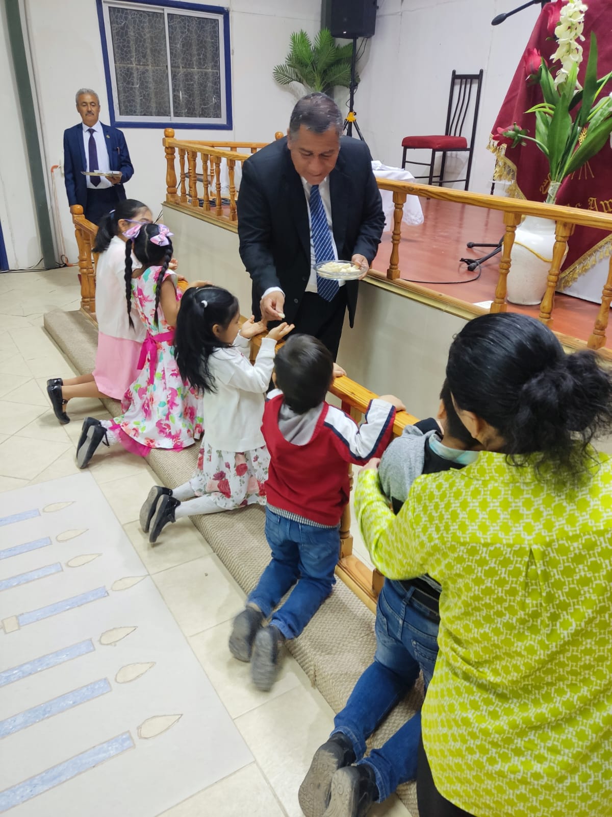 Pastor Isaac Menares en las labores de superintendencia de la Iglesia de Pica, realizando la ceremonia de Santa Cena