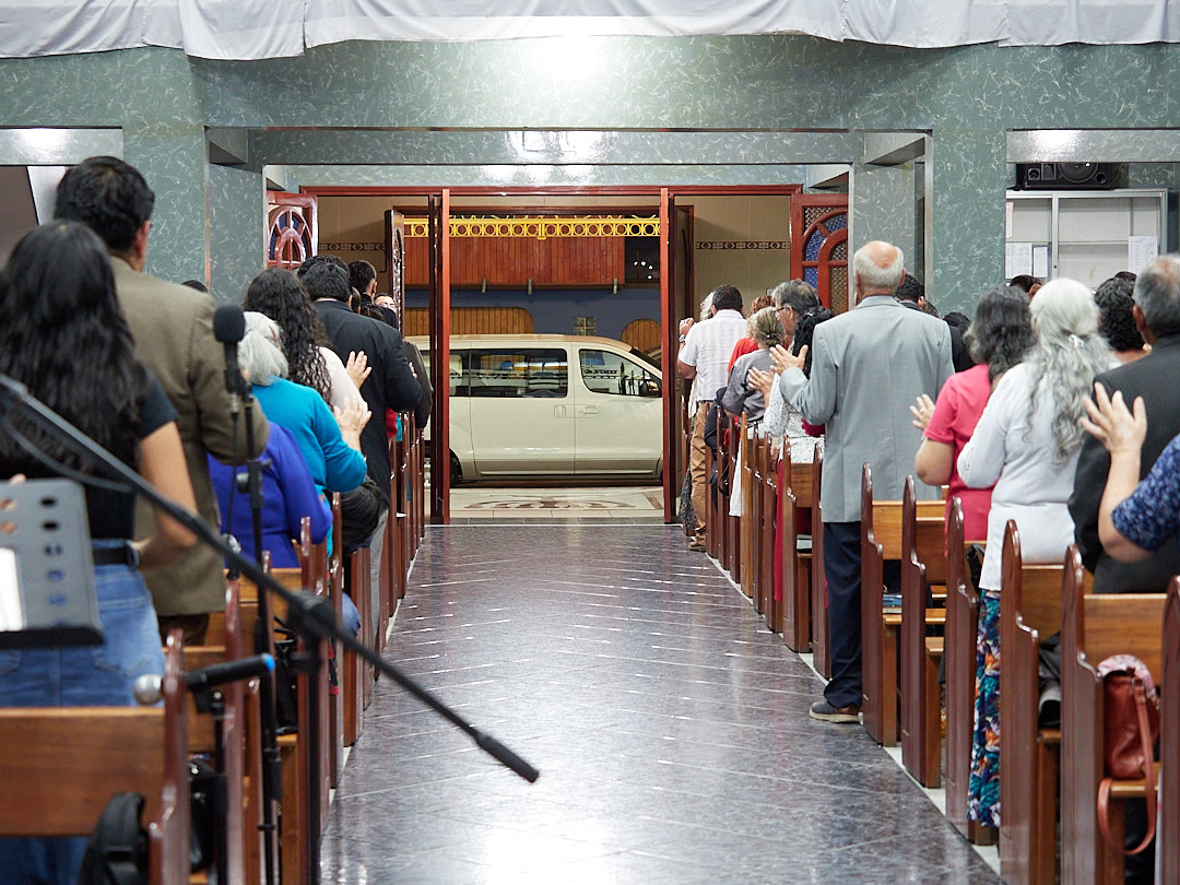 Bendición a estudiantes y nuevo vehículo para la Obra del Señor