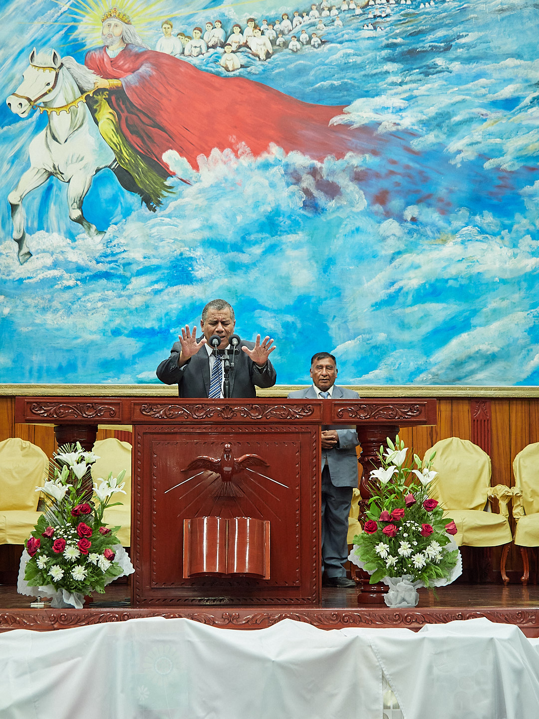 Bendición a estudiantes y nuevo vehículo para la Obra del Señor